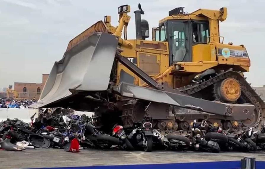 Policía de Nueva York destruye decenas de motocicletas y cuatrimotos ilegales