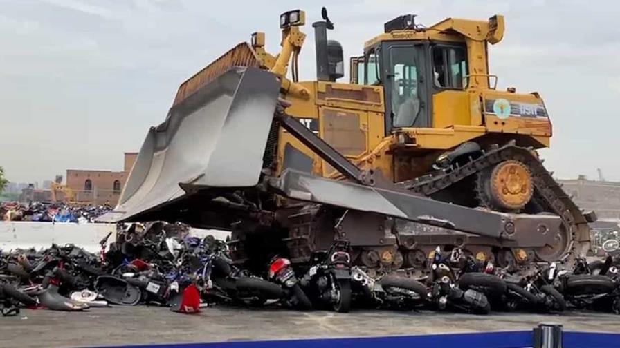 Policía de Nueva York destruye decenas de motocicletas y cuatrimotos ilegales Policía de Nueva York destruye decenas de motocicletas y cuatrimotos ilegales