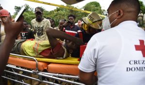 Rescatan al otro obrero sepultado por deslizamiento de tierra en Santiago