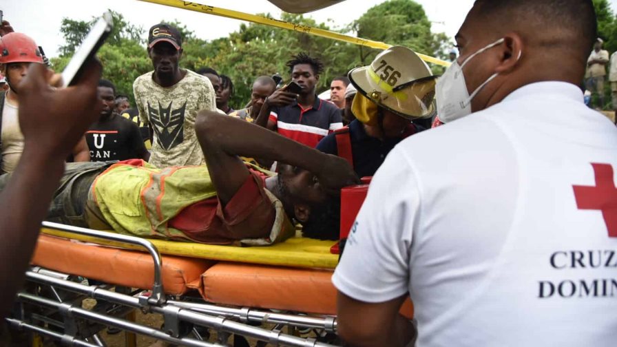 Rescatan al otro obrero sepultado por deslizamiento de tierra en Santiago Rescatan al otro obrero sepultado por deslizamiento de tierra en Santiago