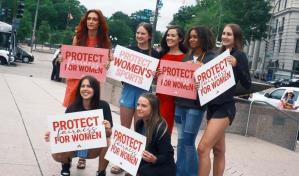 Peque&ntilde;a protesta contra atletas trans une feministas y conservadores en EEUU