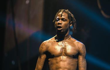 El rapero Travis Scott fue denunciado por el festival en el que