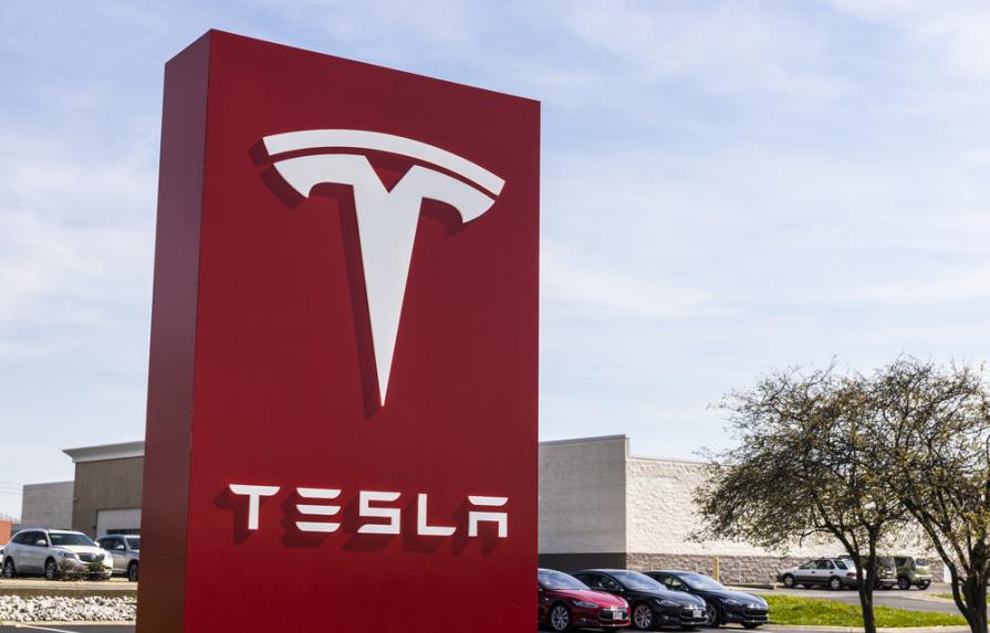 Exempleados de Tesla inician demanda por despido masivo