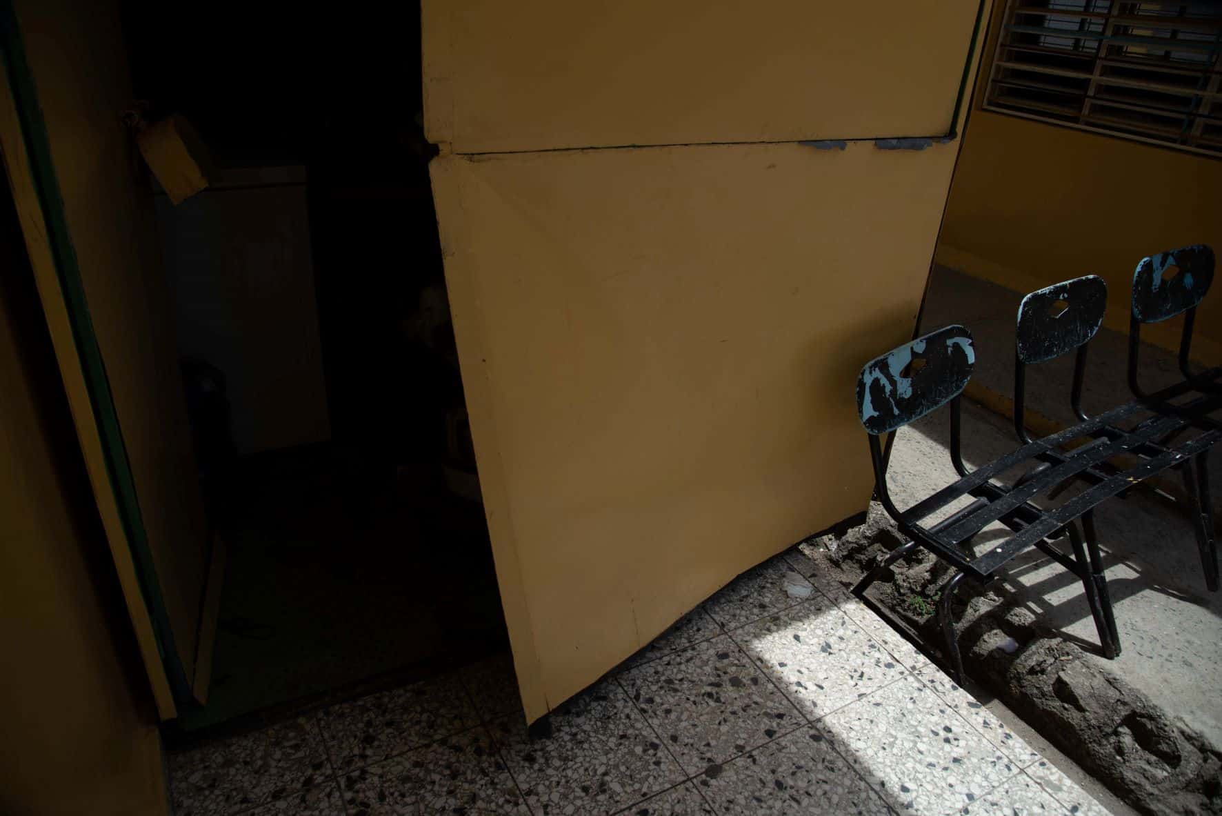 Los ladrones rompieron la puerta de la cafetería y se llevaron un tanque de gas y una licuadora.