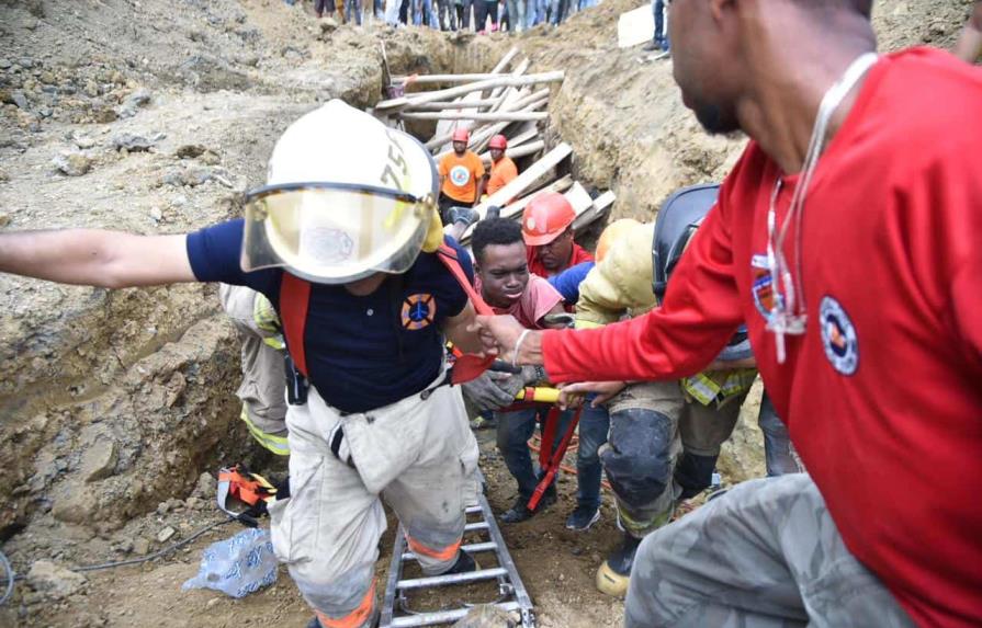 Rescatan dos de tres obreros atrapados por deslizamiento de tierra en Santiago