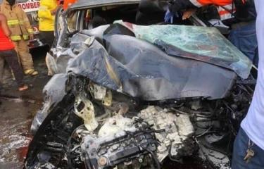 Un muerto al chocar carro con autobús en carretera Cotuí-Maimón