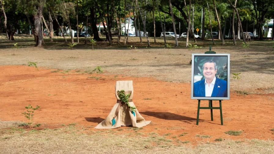 Develizan tarja y siembran árboles en el Mirador Sur en honor a Orlando Jorge Mera Develizan tarja y siembran árboles en el Mirador Sur en honor a Orlando Jorge Mera