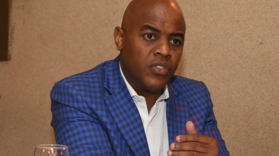 Economista Eglenin Morrison plantea sacudir la mata y sacar el 70 % de los funcionarios