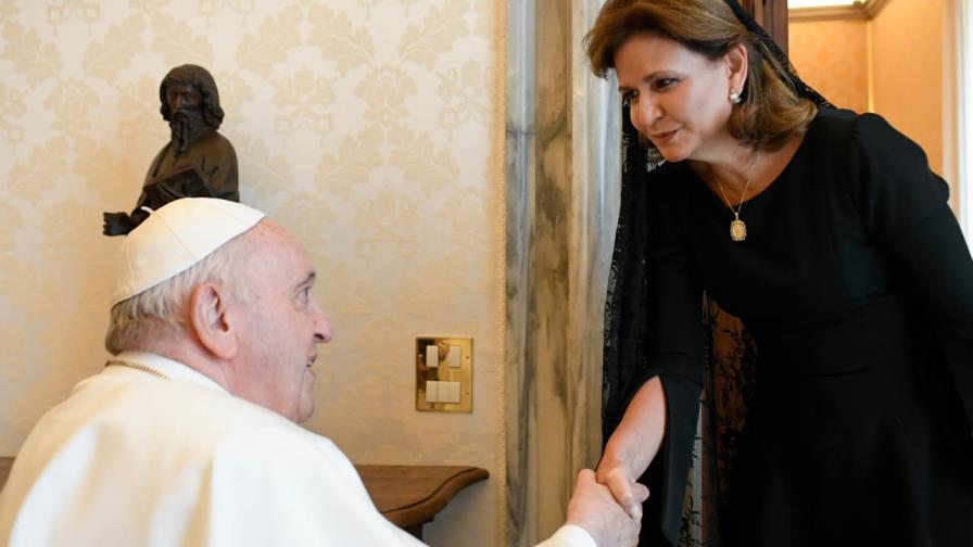 ¿Por qué Raquel Peña usó una mantilla negra para ver al papa Francisco?