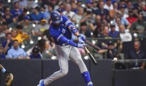 Alejandro Kirk conecta cuadrangular y los Azulejos vencen a Cerveceros