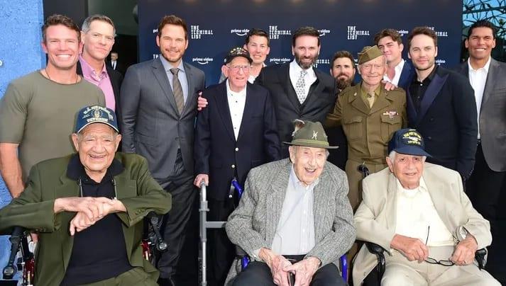 Chris Pratt conoce a veteranos de la Segunda Guerra Mundial en estreno de serie