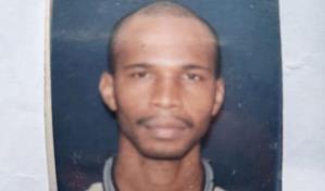 Mujer busca a su hermano a quien no ve tras la muerte de su madre