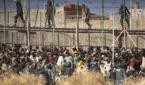 Mueren 18 migrantes en estampida para entrar a Melilla