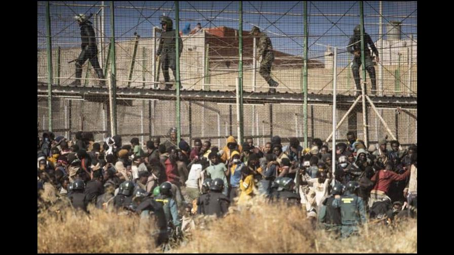 Mueren 18 migrantes en estampida para entrar a Melilla