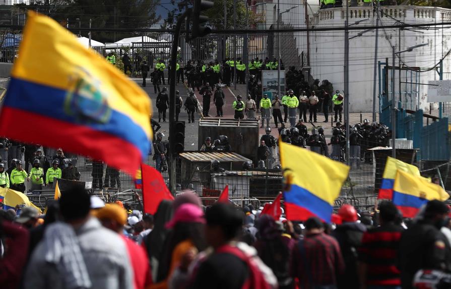 Indígenas en Ecuador continúan protestas mientras Parlamento discute destitución de Lasso
