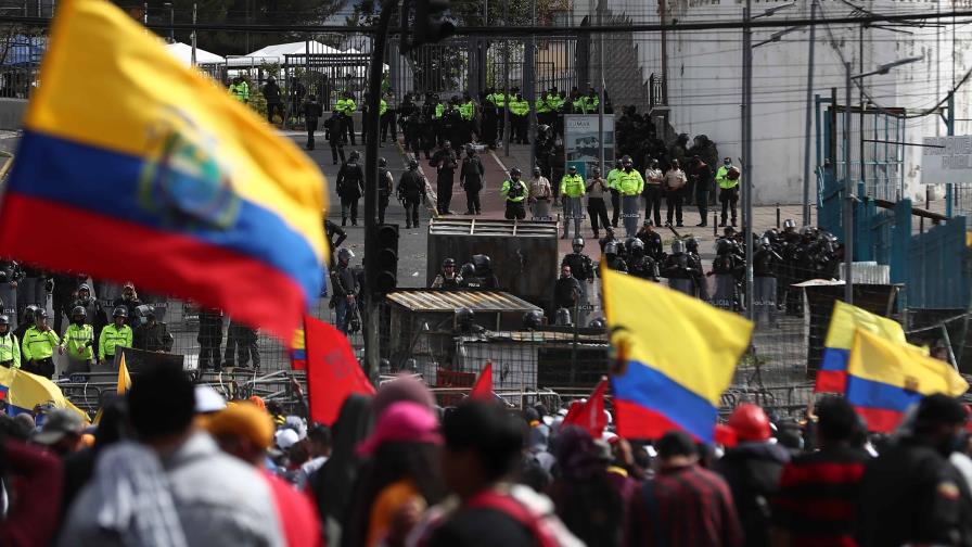 Indígenas en Ecuador continúan protestas mientras Parlamento discute destitución de Lasso