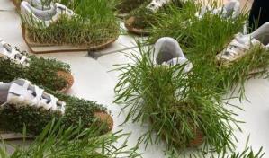 El día que Loewe hizo crecer hierba en los zapatos