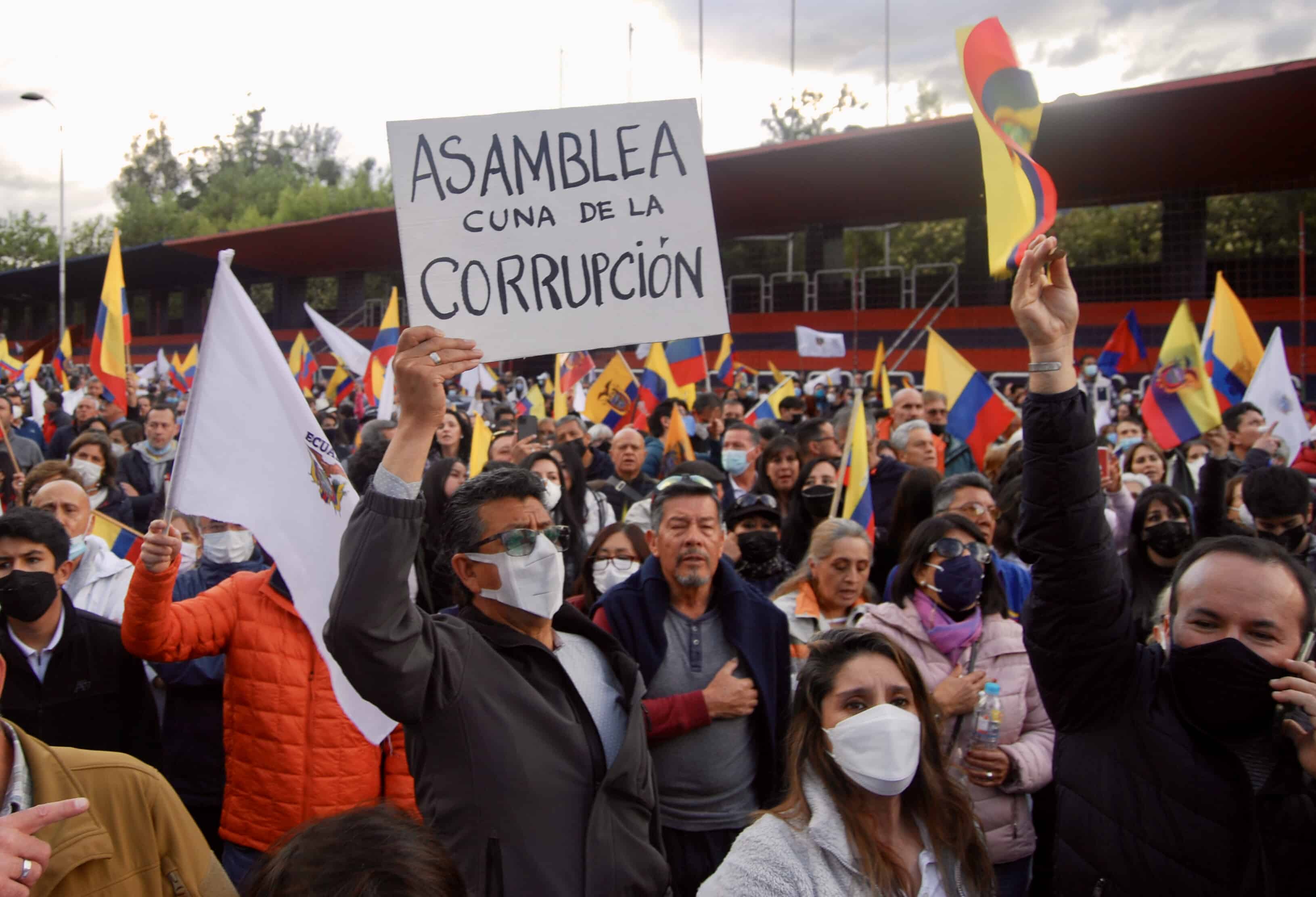 Residentes de un barrio acomodado de Quito se manifiestaron el sábado 25 de junio de 2022 en contra de los bloqueos generados por las protestas contra el Gobierno de Guillermo Lasso y a favor de la paz, en Quito (Ecuador). 