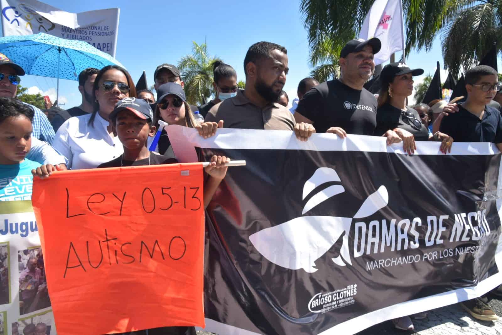 La macha que inició en la avenida Jiménez Moya, esquina José Contreras y fue organizada por la Fundación Damas de Negro que preside Miosotis Arias