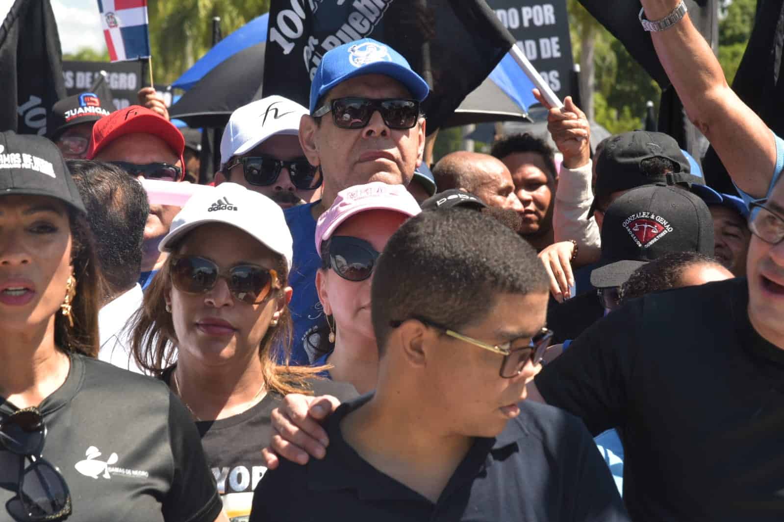 El cantante Fernandito Villalona fue uno de los participantes, junto a su hijo, a la marcha a favor de las personas autistas