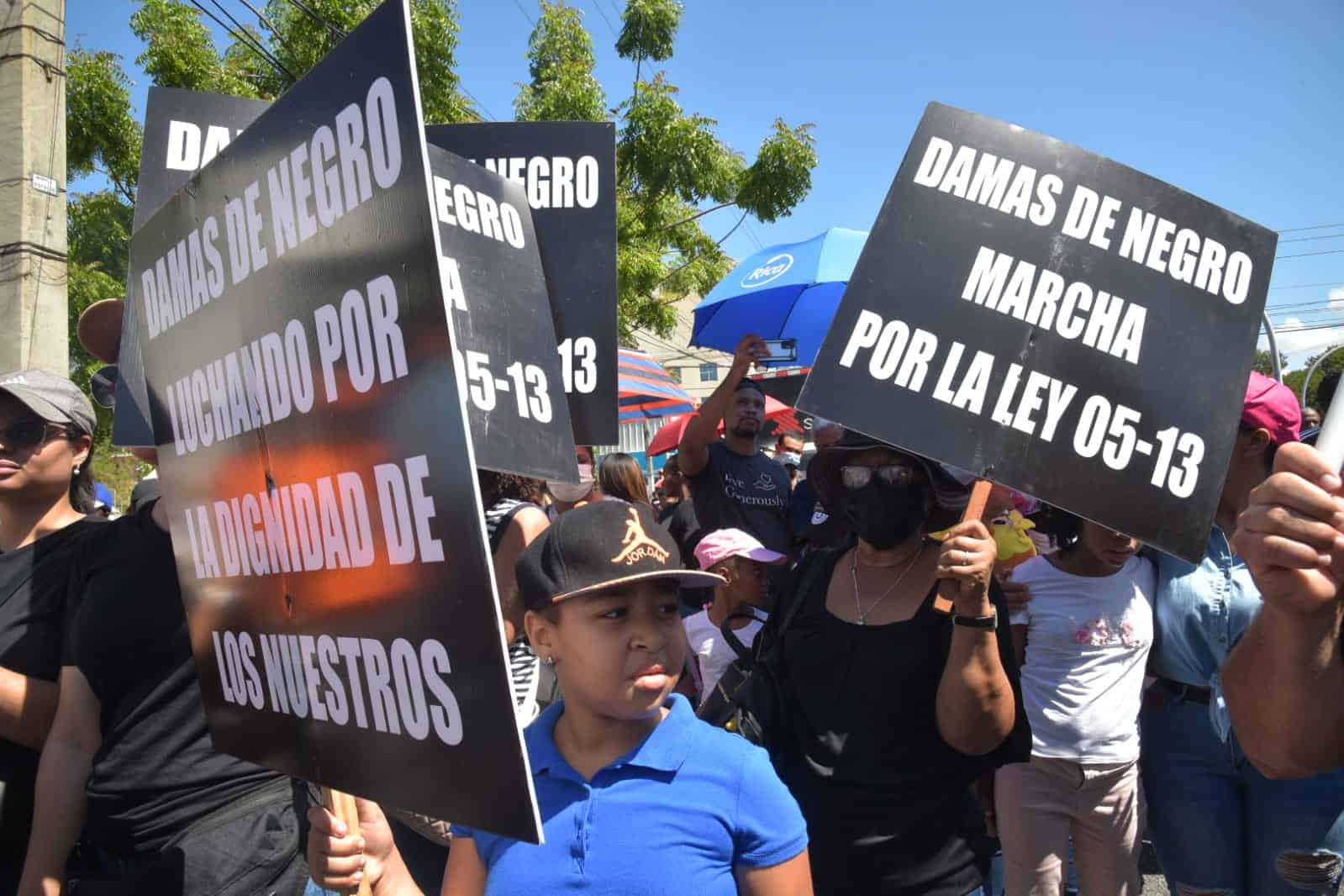 Los participantes en la marcha al Congreso a favor de que se aplique la Ley 05-13 sobre Discapacidad en la República Dominicana.