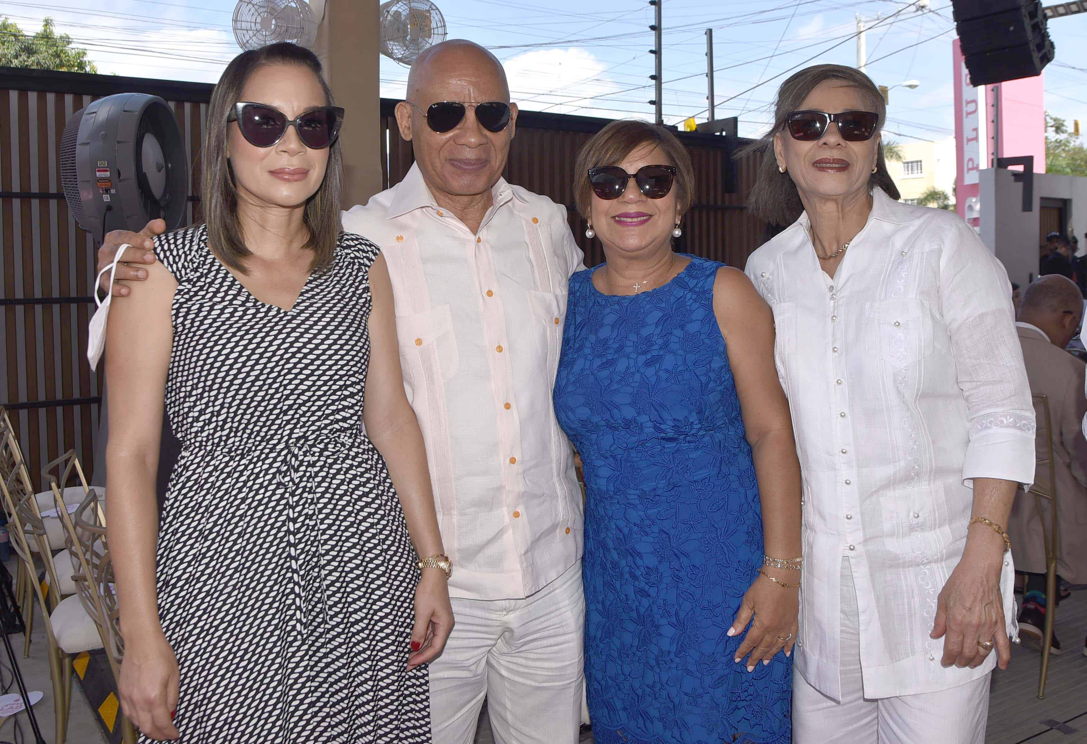 Leiny Rosario Solís, Luis Solís, Xiomara Martínez y Yolanda Solís.