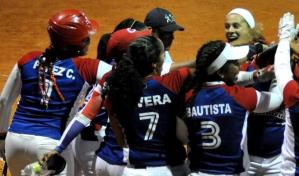 Con un juego sin hit debut&oacute; softbol femenino dominicano en Bolivarianos 