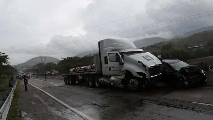 Tráiler embiste a ocho vehículos en el sur de México y causa heridos