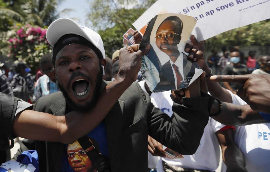 Miles de haitianos reclaman a Aristide como presidente de transición