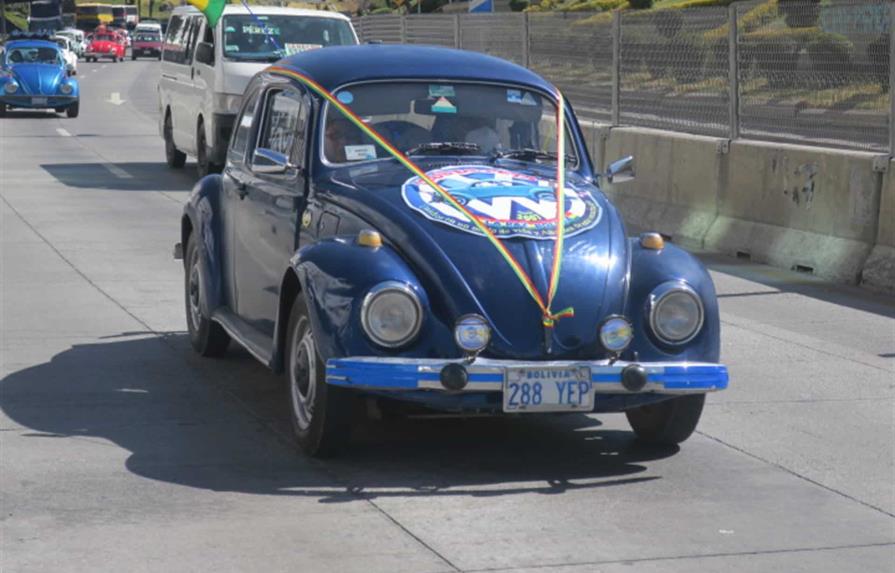 Bolivia le rinde tributo al escarabajo, el vehículo que no pasa de moda
