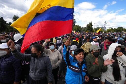 Ecuador: indígenas rechazan baja en precio de la gasolina dispuesta por Lasso