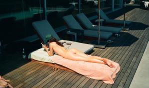 Kendal Jenner toma sol completamente desnuda