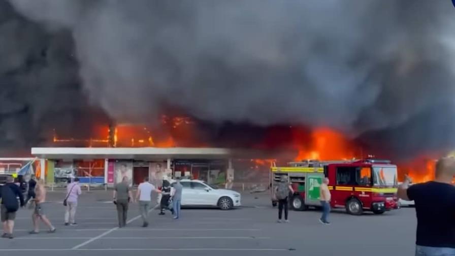 Al menos 10 muertos y 40 heridos tras misil impactar centro comercial de Ucrania