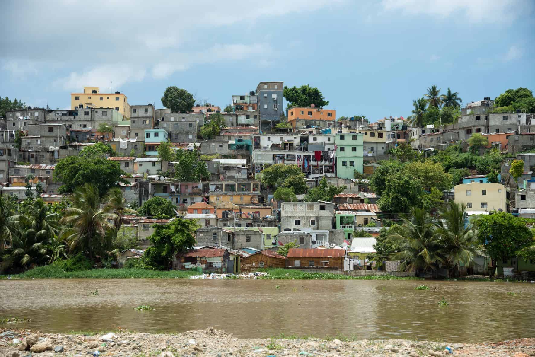 La margen oriental , del lado de lEnsache Ozama