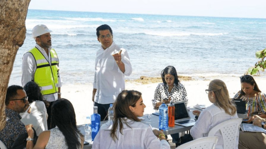 David Collado lleva su oficina a la playa y despacha desde ahí David Collado lleva su oficina a la playa y despacha desde ahí