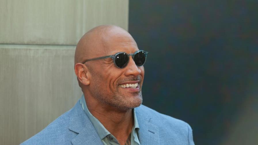 Dwayne Johnson le regala una casa a su madre