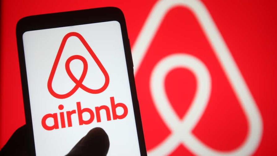 Airbnb retira de su oferta casa que incluía una cabaña de esclavos de 1830 Airbnb retira de su oferta casa que incluía una cabaña de esclavos de 1830