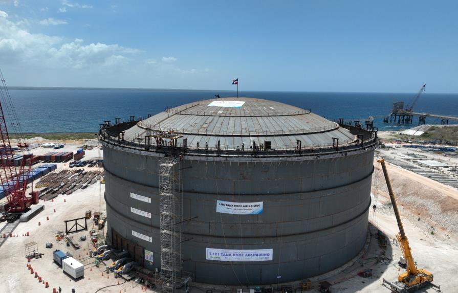 Enadom instala cúpula en el nuevo tanque que ampliará el suministro de gas natural en RD