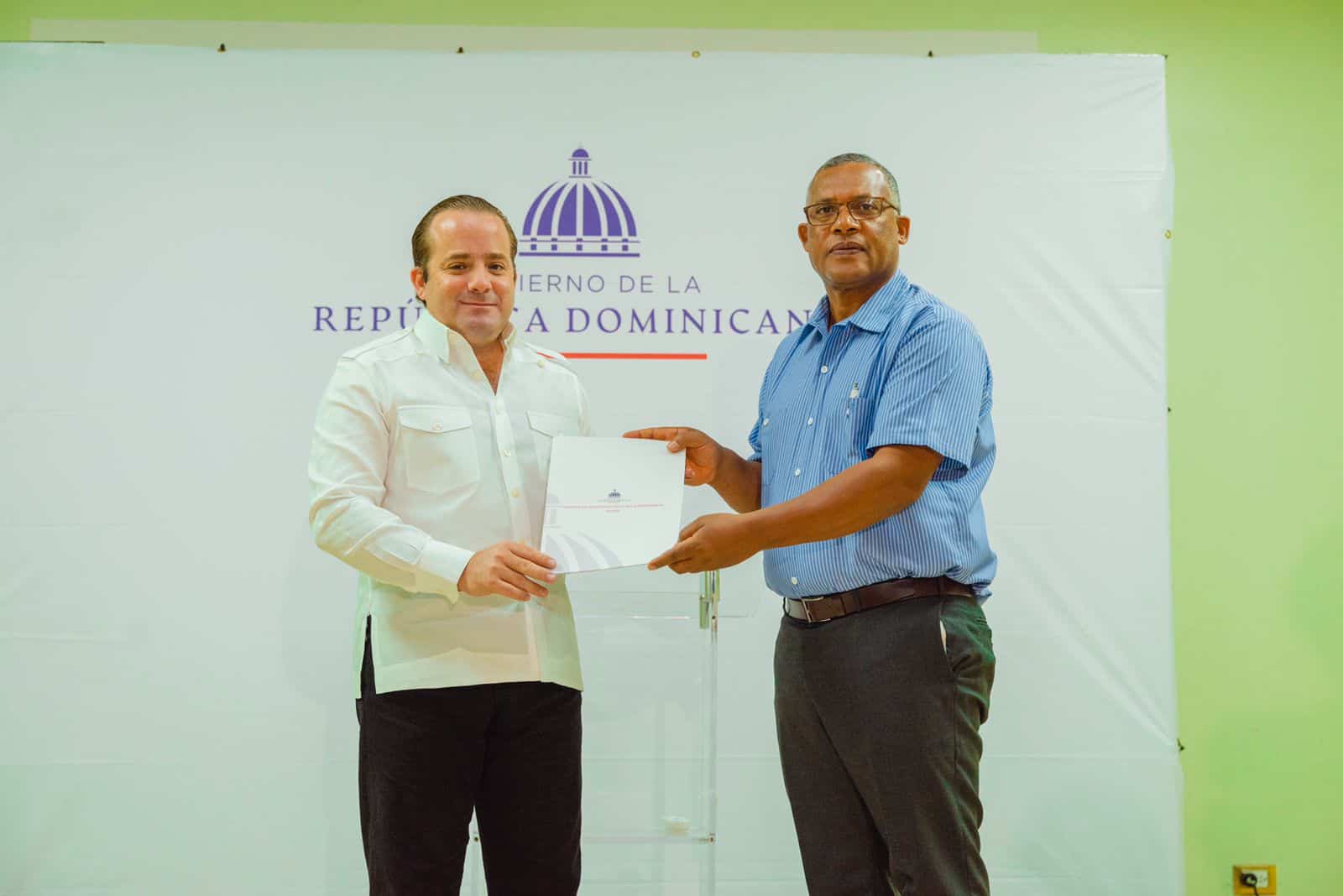 El Reverendo Padre Ronny Stephan Díaz, director de ITESA recibió los comprobantes de libramiento de la mano del ministro Administrativo José Ignacio Paliza
