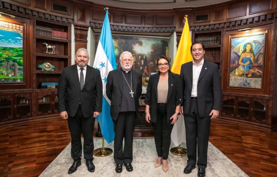 La presidenta de Honduras se reúne con el ministro de Exteriores del Vaticano
