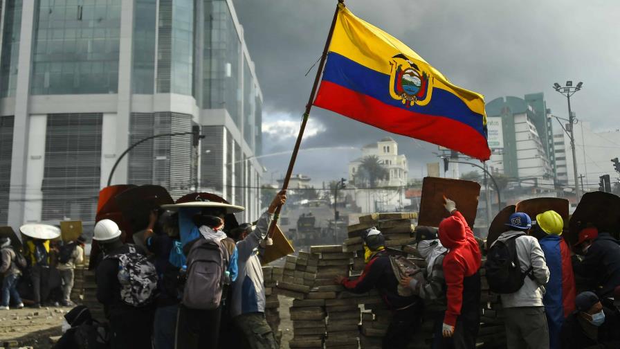 Ecuador suspende negociaciones con líder de protestas indígenas tras ataque a militares