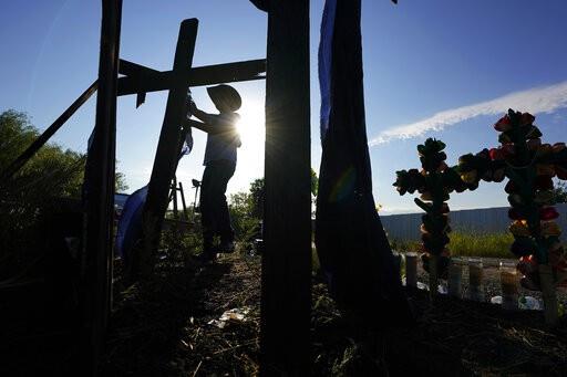 Muertos en San Antonio suman 53; familias buscan respuestas