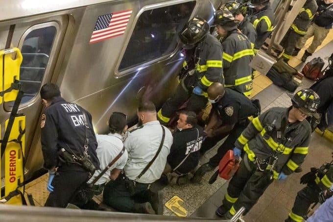 Joven de 20 años muere atropellada al caer accidentalmente a rieles del tren en NY