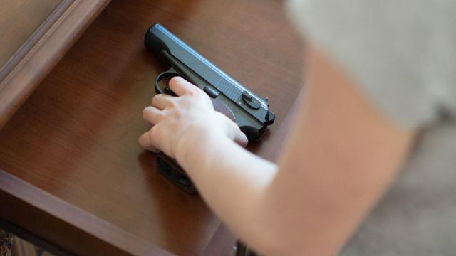 Un niño de ocho años mata a una niña con una pistola de su padre en Florida, EEUU