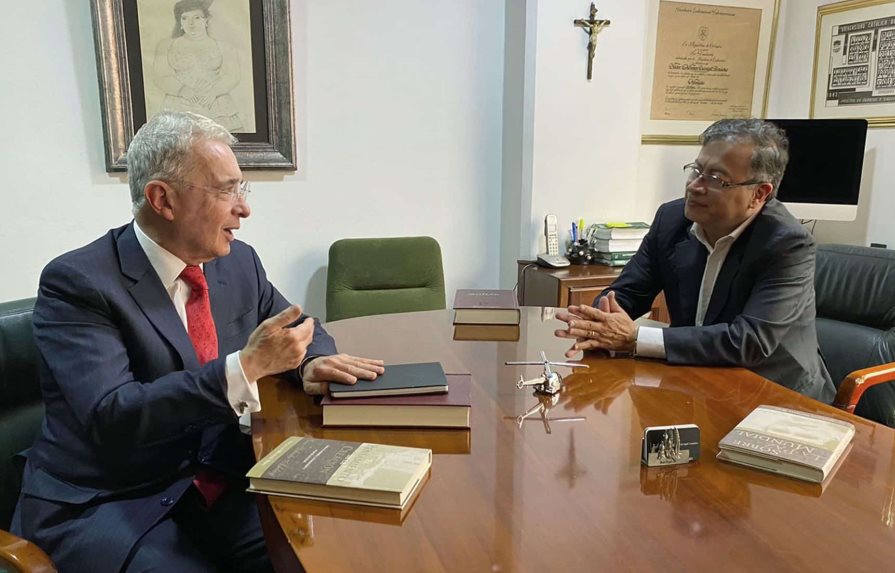 Álvaro Uribe espera mantener abierto un canal de diálogo con Gustavo Petro tras reunión