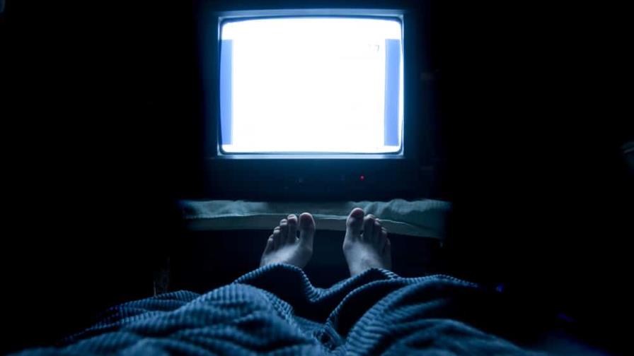 Dormir con la televisión encendida podría provocar muerte prematura, según estudio Dormir con la televisión encendida podría provocar muerte prematura, según estudio