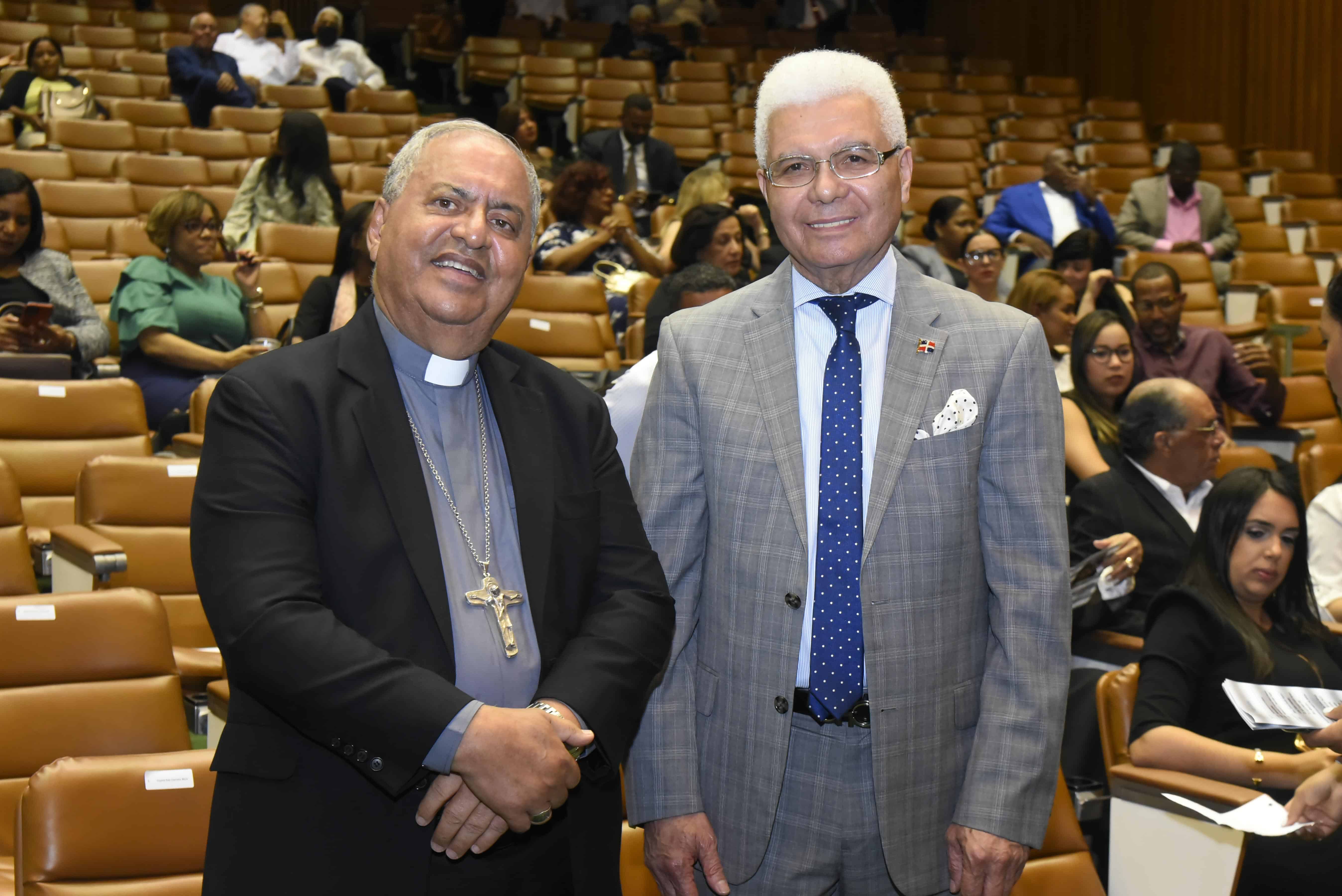 Monseñor Ramón Benito Angeles Fernández y José Cáncel.