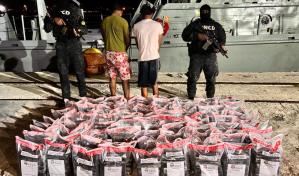 Arrestan dos hombres e interceptan lancha con 481 paquetes de cocaína en Barahona