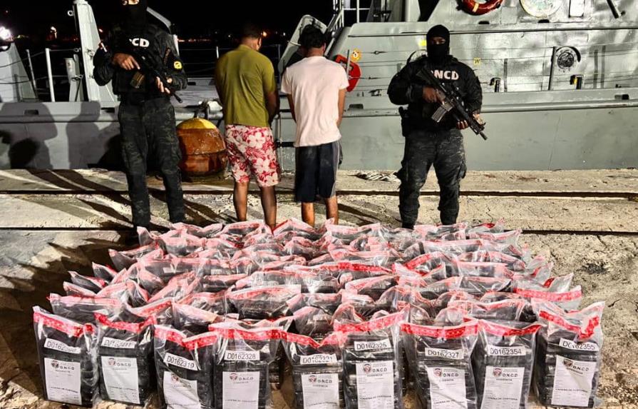 Arrestan dos hombres e interceptan lancha con 481 paquetes de cocaína en Barahona