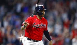 Guardianes remontan ante Mellizos con HR de Naylor en la 10ma